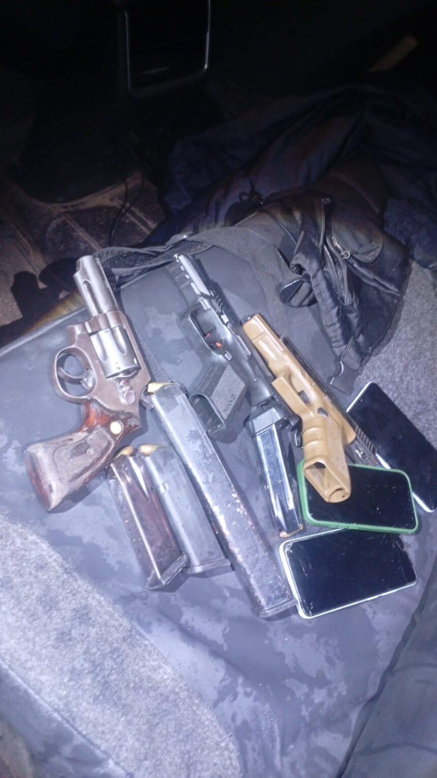 Perseguição policial em Campos termina com acidente, três detidos e armas apreendidas