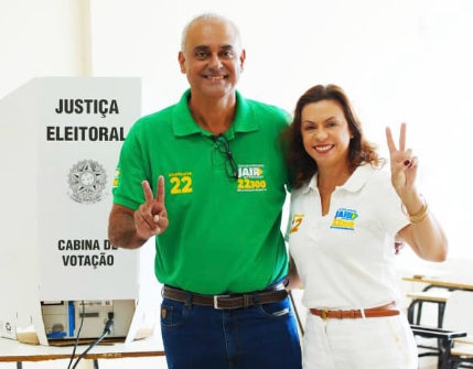Jair Bittencourt vota em Itaperuna e destaca importância da democracia
