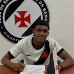 Aos 16 anos, campista Rodrigo Júnior assina contrato profissional com o Vasco