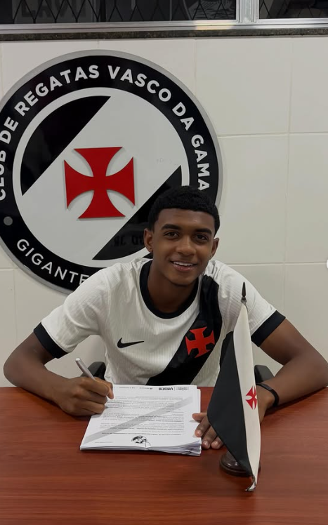 Aos 16 anos, campista Rodrigo Júnior assina contrato profissional com o Vasco