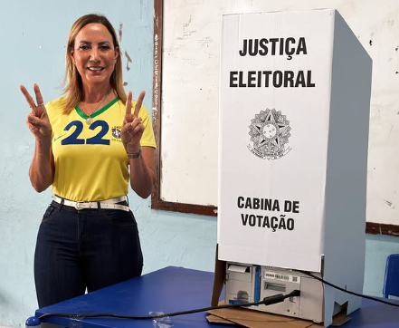 Após votar no segundo turno, Yara Cinthia destaca importância da democracia e da liberdade
