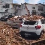 Imóvel desaba ao lado de estacionamento e deixa quatro veículos destruídos no Centro de Campos