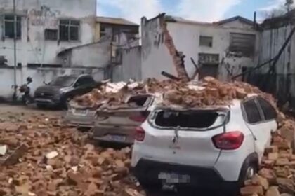 Imóvel desaba ao lado de estacionamento e deixa quatro veículos destruídos no Centro de Campos