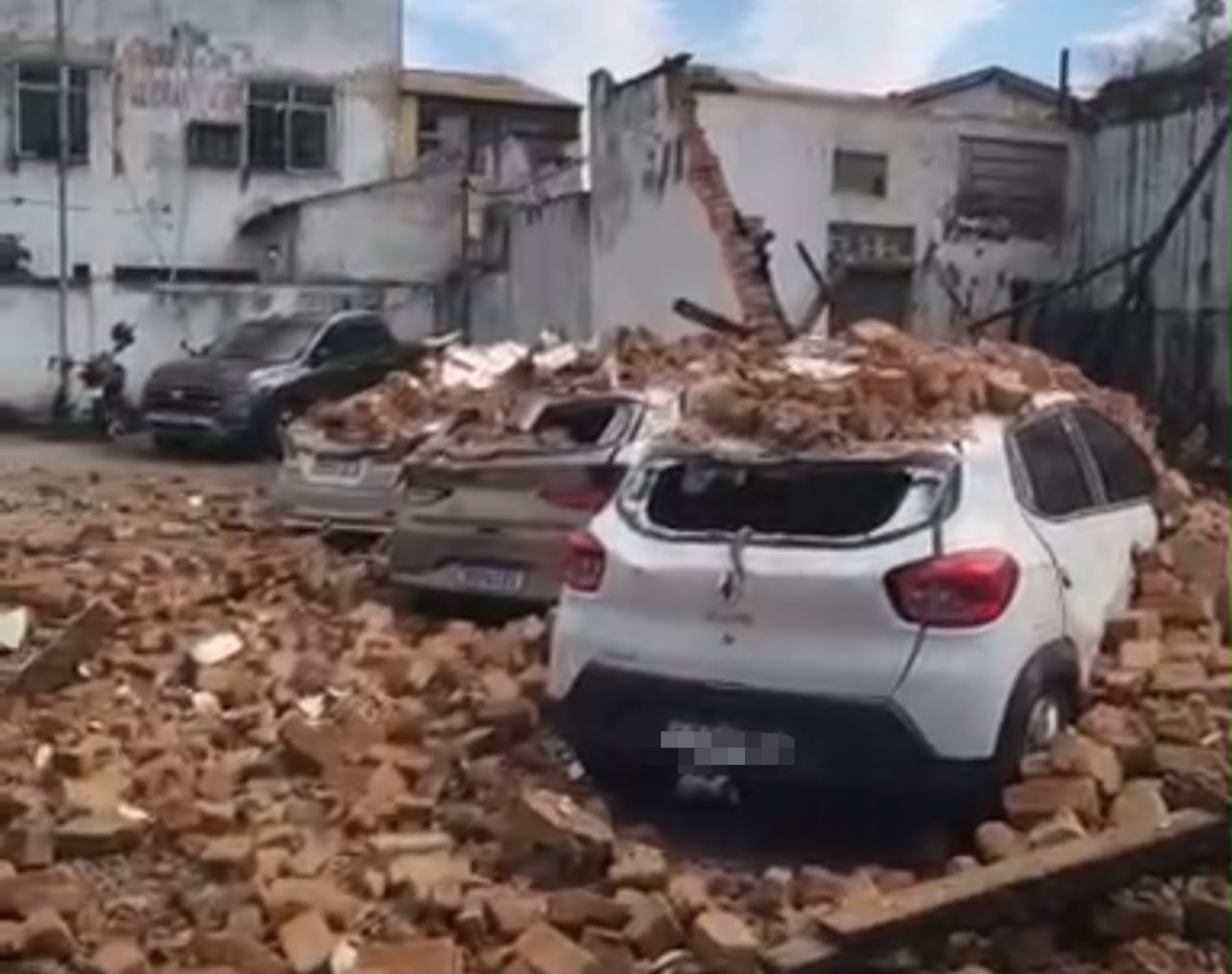 Imóvel desaba ao lado de estacionamento e deixa quatro veículos destruídos no Centro de Campos