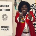 Benedita se emociona ao chegar para votar no Leme, no Rio