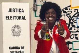 Benedita se emociona ao chegar para votar no Leme, no Rio