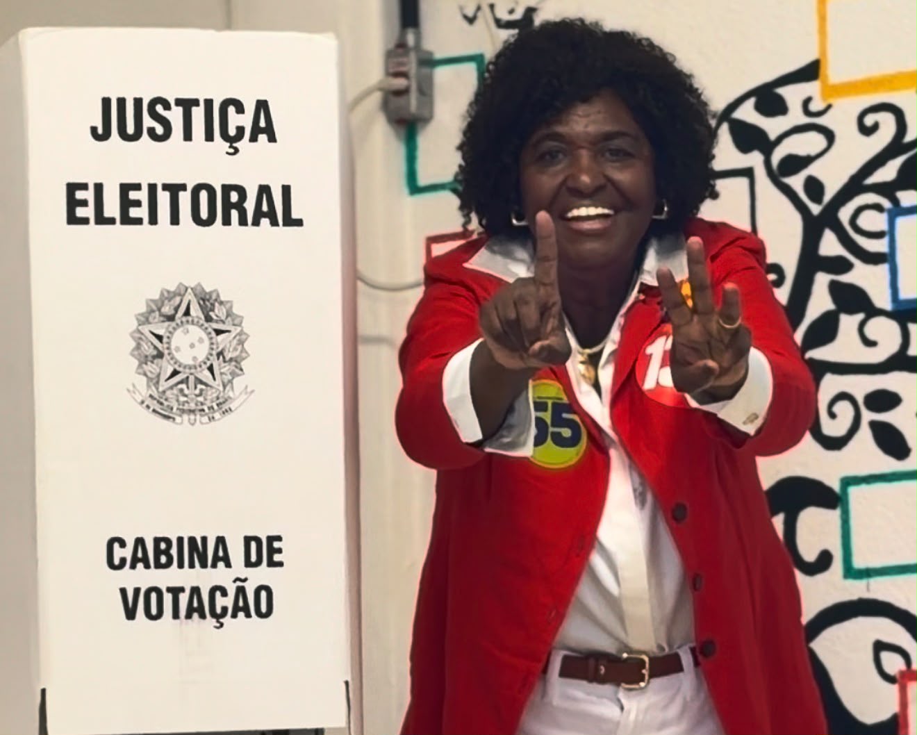 Benedita se emociona ao chegar para votar no Leme, no Rio