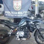VÍDEO: Com auxílio do CCO, polícia apreende moto clonada que estava “passeando” pelas ruas de Campos em caminhonete