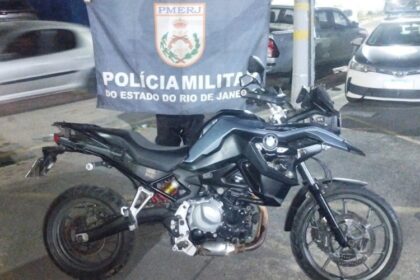 VÍDEO: Com auxílio do CCO, polícia apreende moto clonada que estava “passeando” pelas ruas de Campos em caminhonete