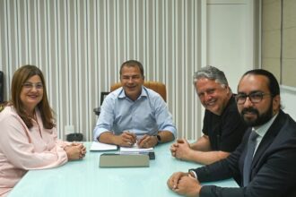 Frederico Paes recebe casal Garotinho na Prefeitura: “Amizade e carinho de sempre”