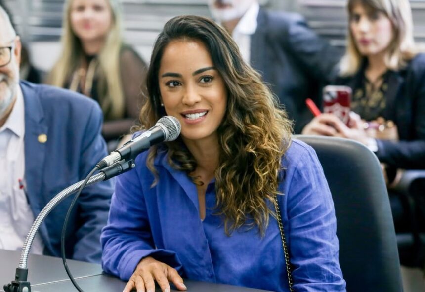 Ana Paula Mendes atribui eleição à confiança dos telespectadores: “Não tive apoio de nenhum prefeito” Ana Paula Mendes atribui eleição à confiança dos telespectadores: “Não tive apoio de nenhum prefeito”