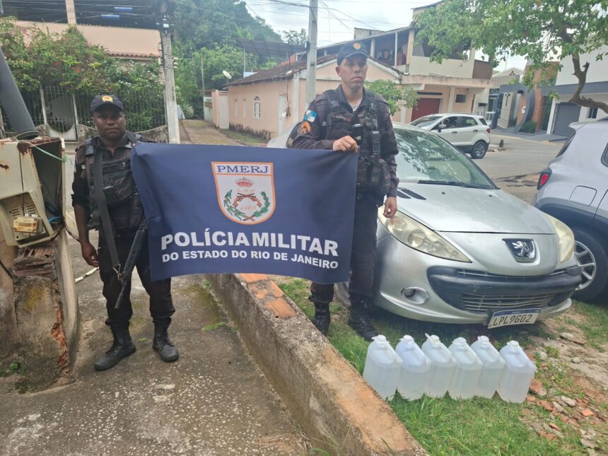 Sete pessoas são presas e 30 litros de “loló” são apreendidos em operação da PM Sete pessoas são presas e 30 litros de “loló” são apreendidos em operação da PM