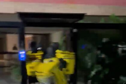 VÍDEO: Entregadores invadem prédio em Campos após discussão entre colega de profissão e porteiro