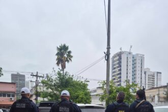 PRF apreende carro clonado em Campos após homens tentarem fugir de abordagem