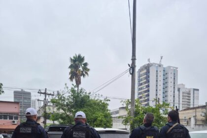 PRF apreende carro clonado em Campos após homens tentarem fugir de abordagem