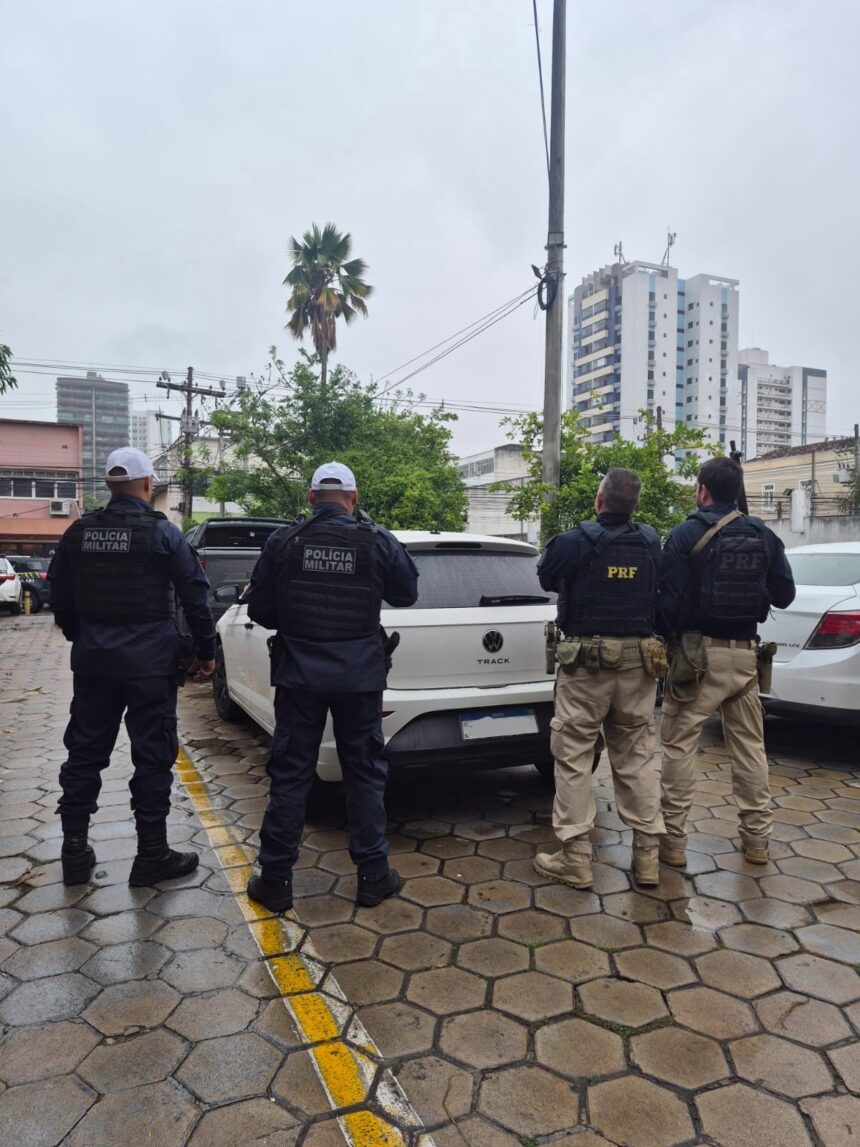 PRF apreende carro clonado em Campos após homens tentarem fugir de abordagem PRF apreende carro clonado em Campos após homens tentarem fugir de abordagem