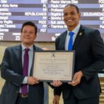 Delegado Carlos Augusto Guimarâes recebe título de Cidadão Campista em iniciativa do vereador Maicon Cruz