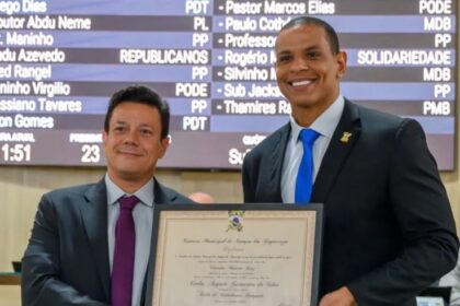 Delegado Carlos Augusto Guimarâes recebe título de Cidadão Campista em iniciativa do vereador Maicon Cruz