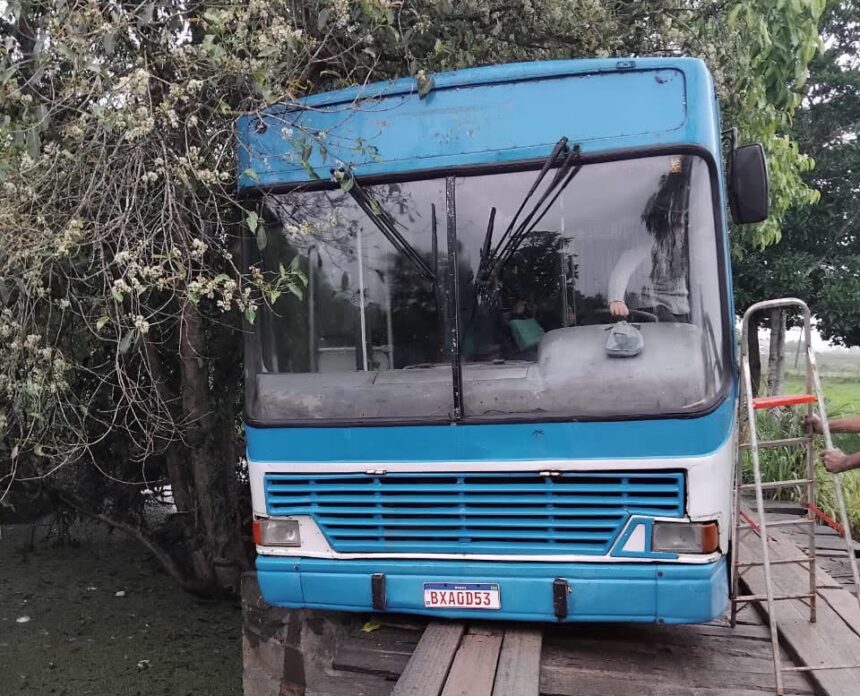 Passageiros deixam ônibus pela janela após veículo ficar com roda para fora de ponte de madeira