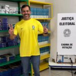 Deputado estadual reeleito Bruno Dauaire vota e afirma: “a gente torce pela mudança”