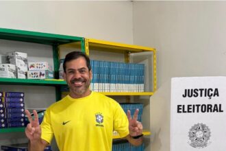 Deputado estadual reeleito Bruno Dauaire vota e afirma: “a gente torce pela mudança”