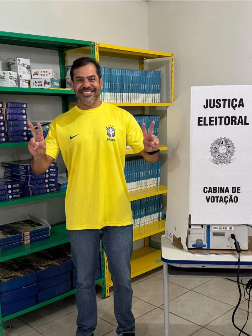 Deputado estadual reeleito Bruno Dauaire vota e afirma: “a gente torce pela mudança”