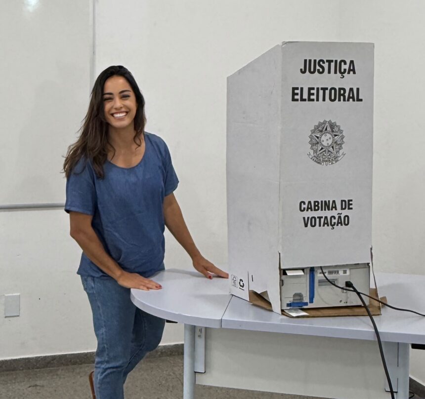 Ana Paula Mendes vota em Cabo Frio em domingo de segundo turno presidencial Ana Paula Mendes vota em Cabo Frio em domingo de segundo turno presidencial