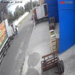 Vídeo mostra momento em que criminosos armados chegam para assaltar funcionários de estabelecimento em Campos