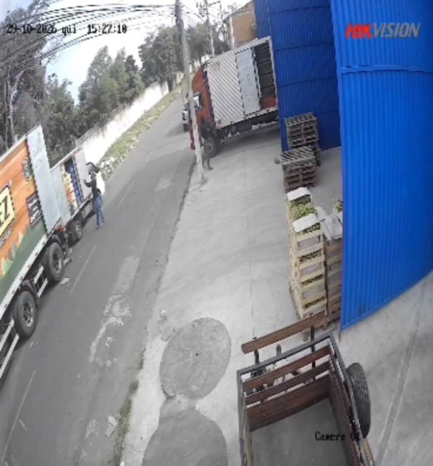 Vídeo mostra momento em que criminosos armados chegam para assaltar funcionários de estabelecimento em Campos Vídeo mostra momento em que criminosos armados chegam para assaltar funcionários de estabelecimento em Campos
