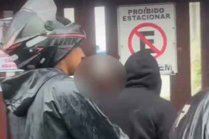 Entregadora e homem trocam agressões durante briga de trânsito em Macaé