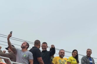 Com presença de time forte do PL, ato pró-Flávio Bolsonaro é realizado em Campos