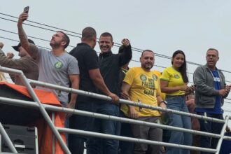 Com presença de time forte do PL, ato pró-Flávio Bolsonaro é realizado em Campos