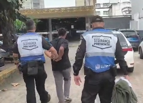 VÍDEO: Mulher é presa após tentar beijar à força criança de 4 anos em rodoviária de Campos VÍDEO: Mulher é presa após tentar beijar à força criança de 4 anos em rodoviária de Campos