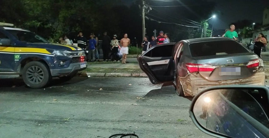VÍDEO: Homem tenta fugir da PRF, mas bate em canteiro e acaba detido em Campos VÍDEO: Homem tenta fugir da PRF, mas bate em canteiro e acaba detido em Campos