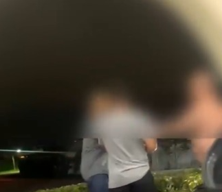 VÍDEO: Desentendimento durante entrega de pedido gera discussão entre motoboy e dois homens em condomínio de Campos