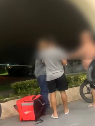 VÍDEO: Desentendimento durante entrega de pedido gera discussão entre motoboy e dois homens em condomínio de Campos VÍDEO: Desentendimento durante entrega de pedido gera discussão entre motoboy e dois homens em condomínio de Campos