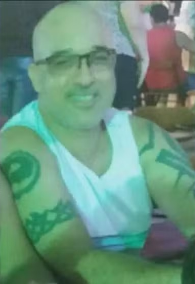 Homem que morreu após ser atingido por bala perdida dentro de ônibus era gerente de farmácia e deixou cinco filhos