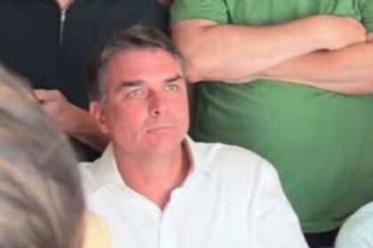 Flávio Bolsonaro não reconhece resultado e diz que irá pedir anulação das eleições após extensão do horário de votação